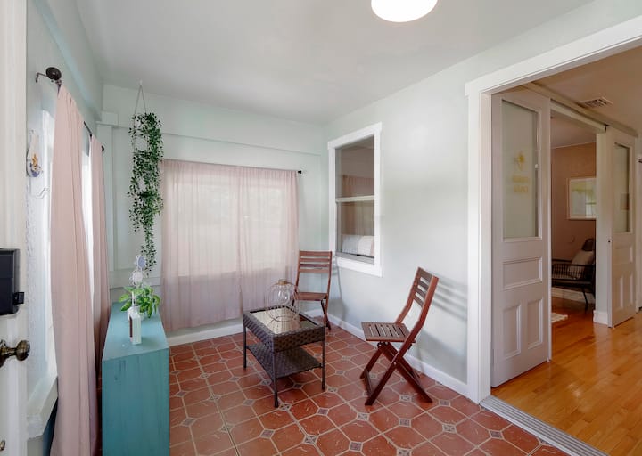 Cute Bungalow Steps From St Pete’s Edge District - St. Petersburg, FL