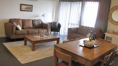 Cosy Corner Beach Apartment 7- with ocean views!