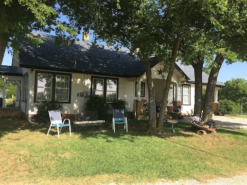 Quiet, Convenient Farm House at Lake Ray Roberts