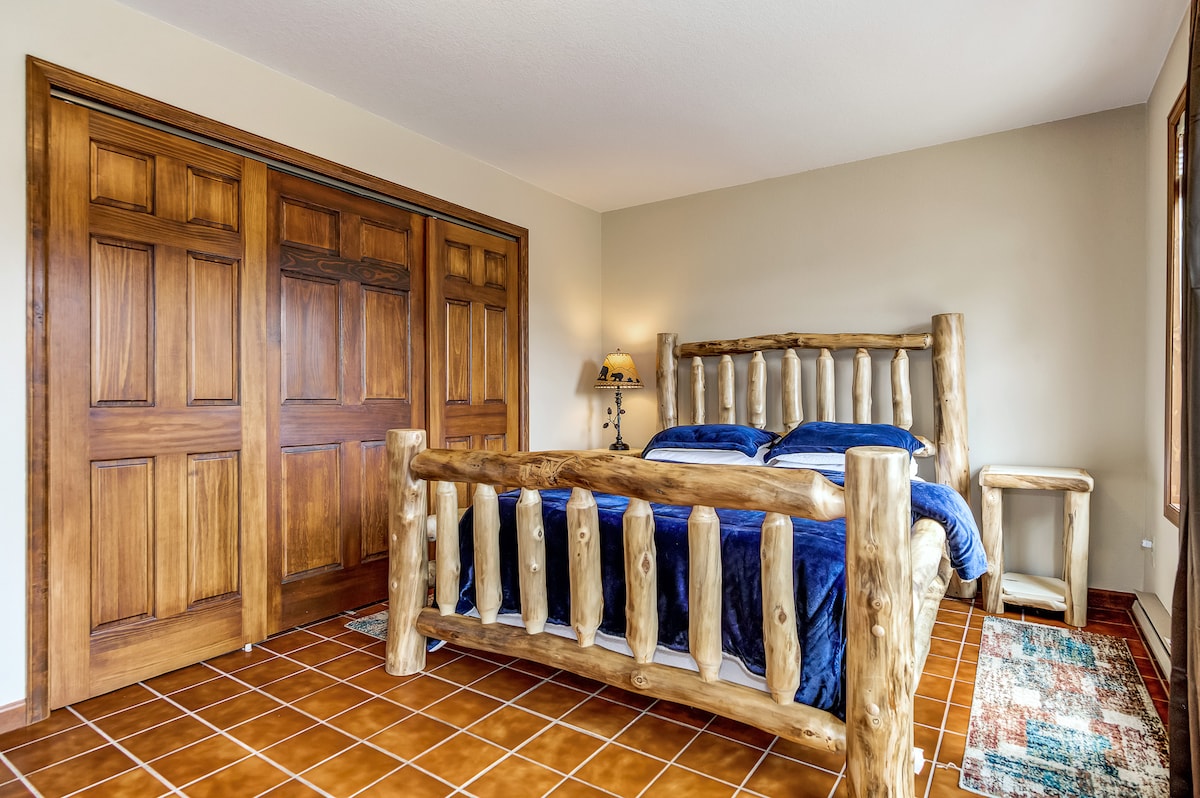 楼下第二间卧室，配备定制原木家具