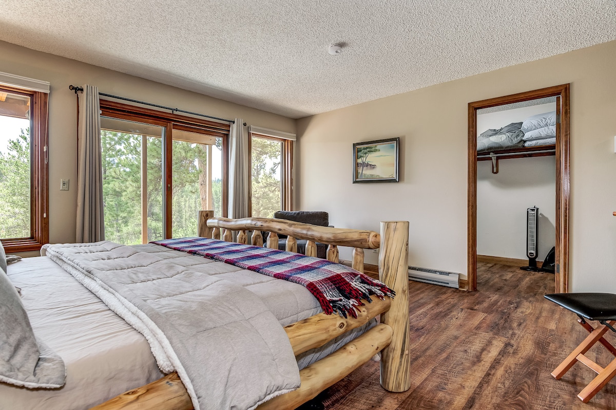 楼下卧室配备定制原木家具（ 2米宽双人床）