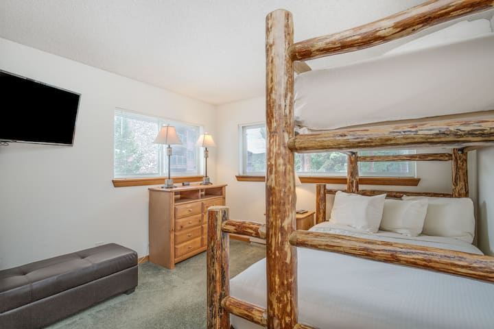 ห้องนอนที่ 2 - ที่นอนควีนไซส์บนเตียงสองชั้นด้านล่างและที่นอนคู่บนเตียงสองชั้น