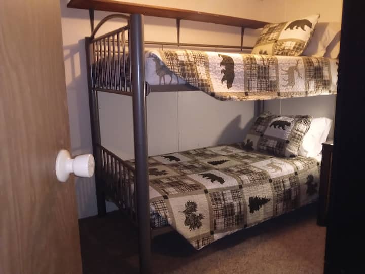 سرير مزدوج بطابقين مع فراش مريح. 