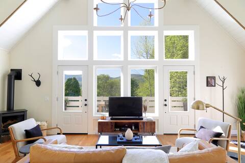 Private 3BR escape w/ sweeping Mt Views & Firepit!