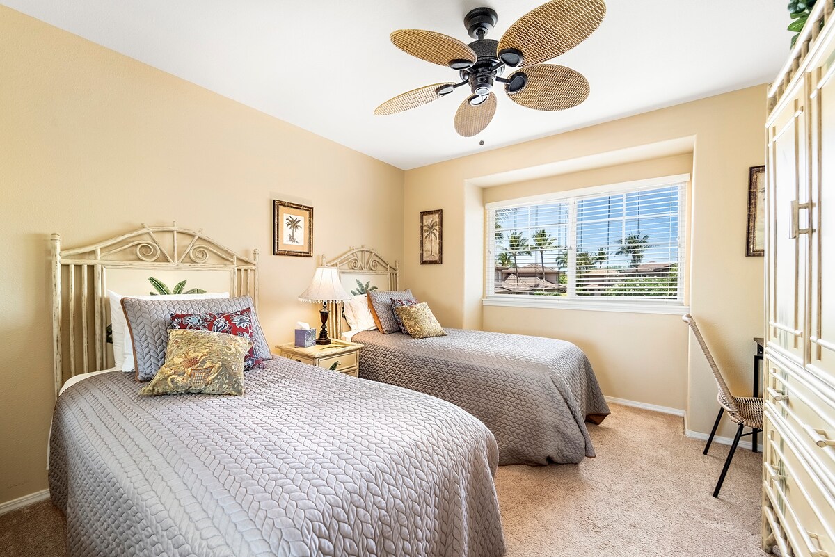 第二间卧室配有两张单人床