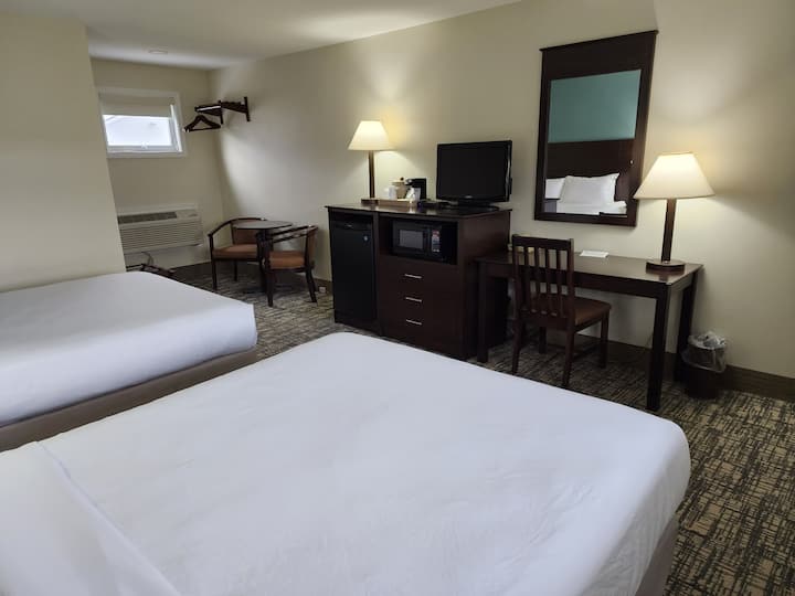 Top Notch Inn Standard 2 Queen Room Hotels for Rent in Gorham, New