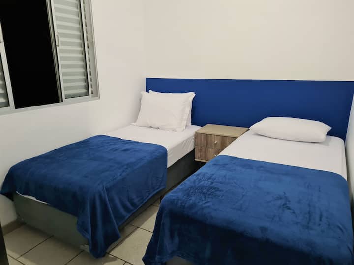 客房设有2张双床客房。 如果有兴趣，可以将2张床合并成双人床。