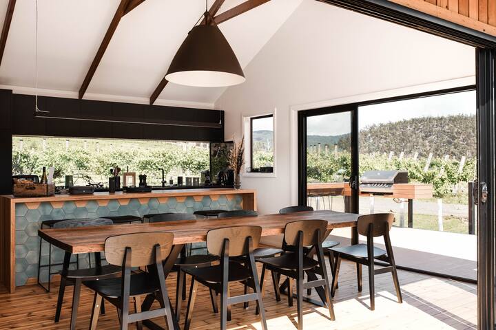 The Picker’s Hut- Luxury Vineyard stay gallery image 4