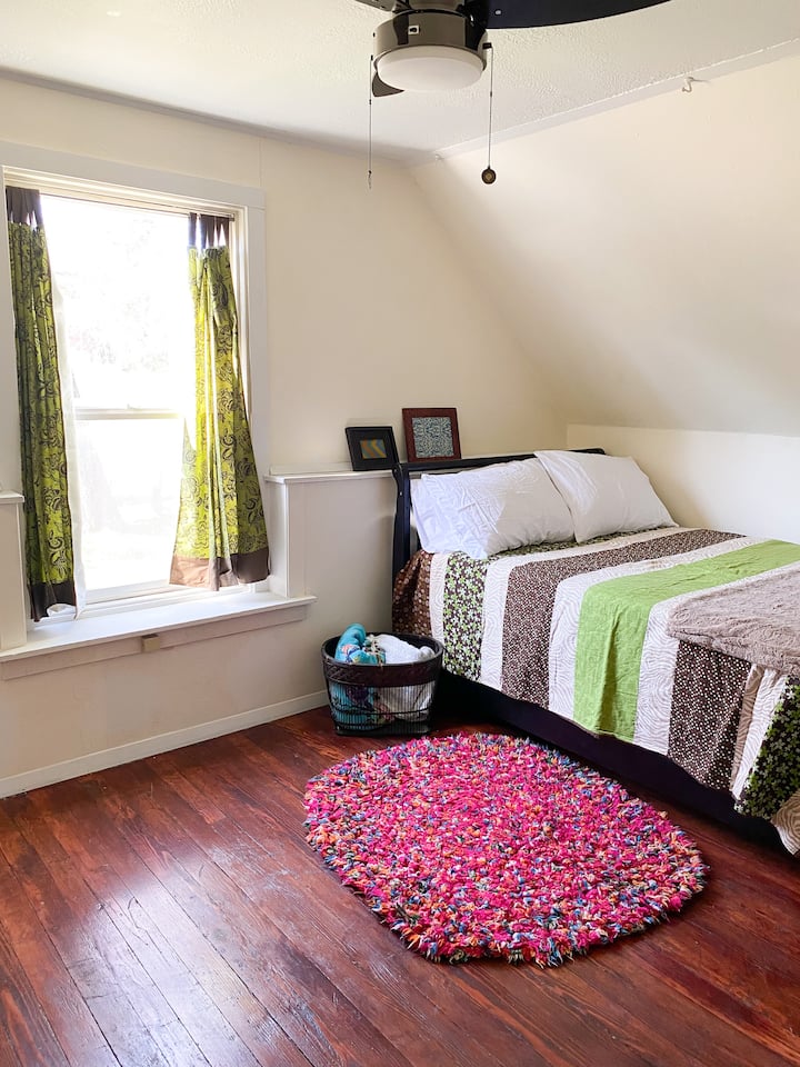 La camera da letto più grande al piano superiore si affaccia sulla strada e ha un letto matrimoniale. I ventilatori a soffitto e le brezze serali di montagna rinfrescano la casa in estate e il riscaldatore a infrarossi manterrà il piano superiore caldo in inverno.