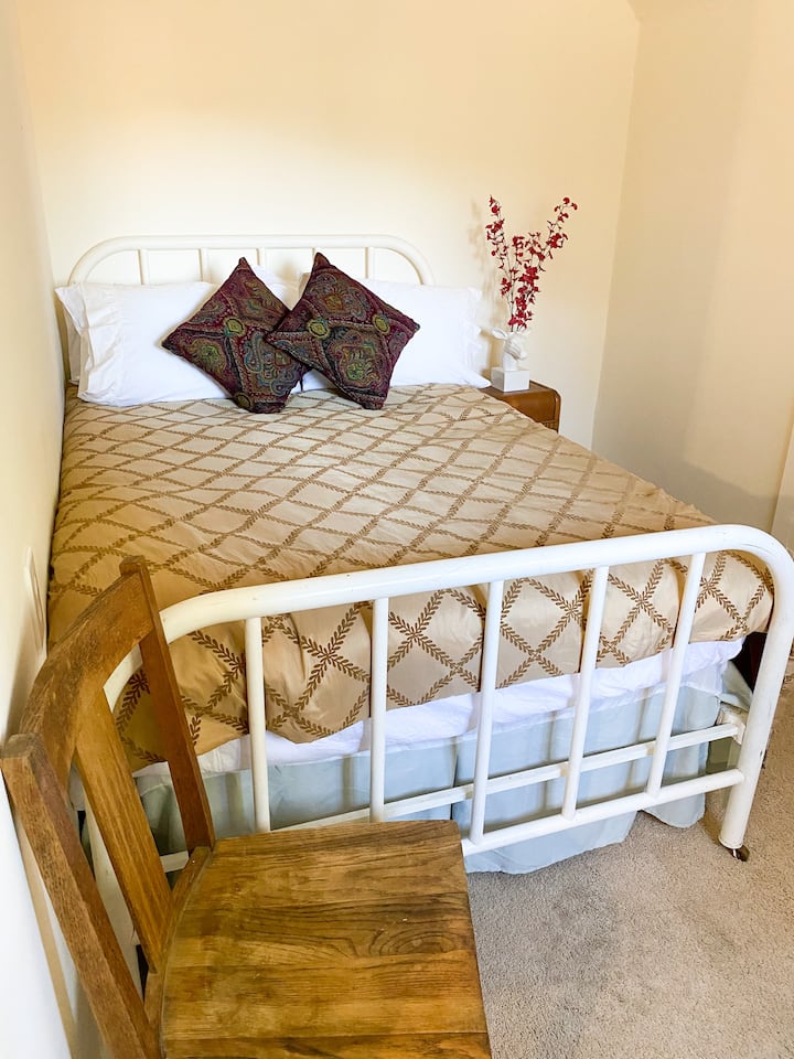 In cima alle scale si trova la camera da letto più piccola. L'accogliente letto matrimoniale e la vista sulle cime degli alberi all'aperto lo rendono speciale. Dalla finestra si può vedere il pascolo dove la città dell'Etna teneva le corse di cavalli! 