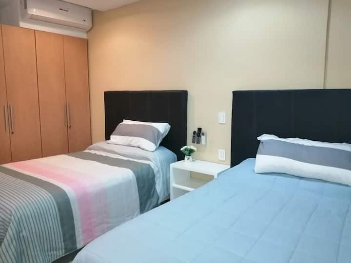 bračni krevet (160x200). Ugodan i praktičan novi namještaj. Opremljen ormarom. 1 mini Split na ovom području koji pruža iznimnu udobnost