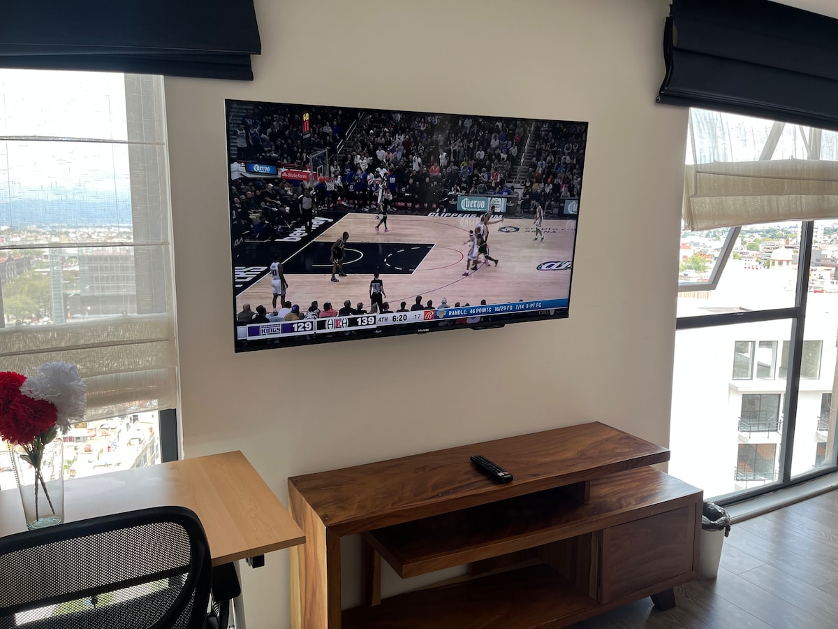 تلفزيون الكابل مع كابل وقابل للتعديل إلى مواقع مختلفة. 