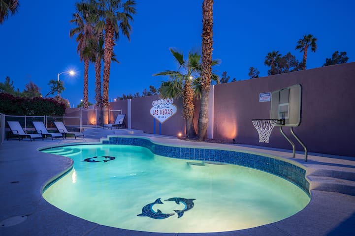 Las Vegas Heated pool, EV Charger, Near AP & Strip
