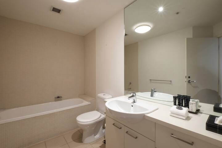 Executive Three Bedroom Two Bathroom For Long Stay gallery image 3