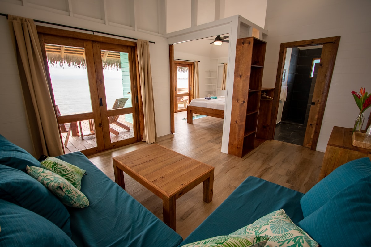 חדר שינה ראשי, סלון עם ספה נוחה ענקית, חדר רחצה אינטימי, מה עוד אתם צריכים?