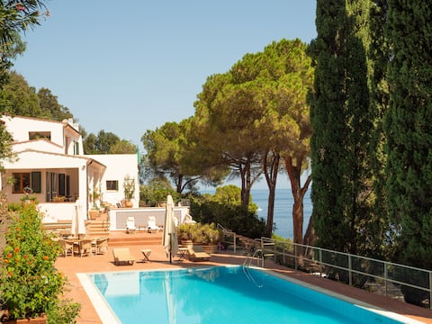 Villa LO SCHIOPPO with sea view (1-13 guests)