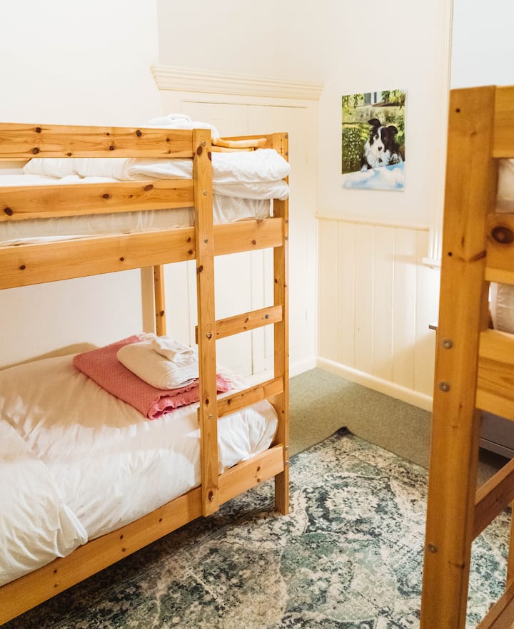 Во соба на спрат спијат четири дополнителни возрасни лица или деца