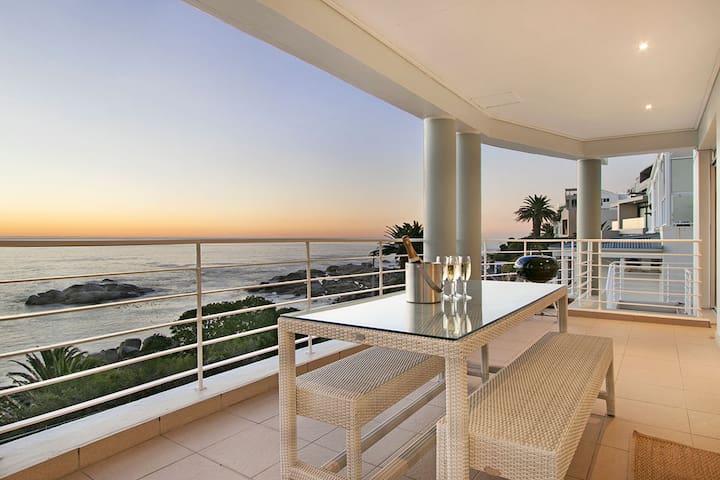 Bali Views~Middle Apt directly opposite the beach