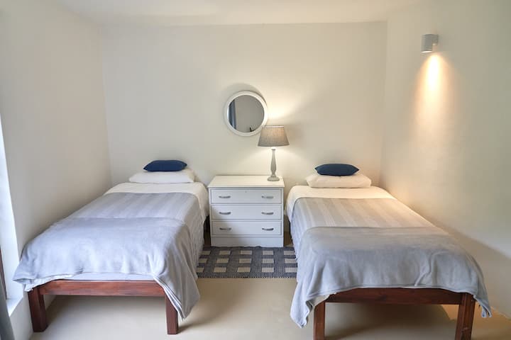 Спална соба 3 2xsingle, фиоки 
, простор за закачување и складирање на шкаф со зимски ќебиња.