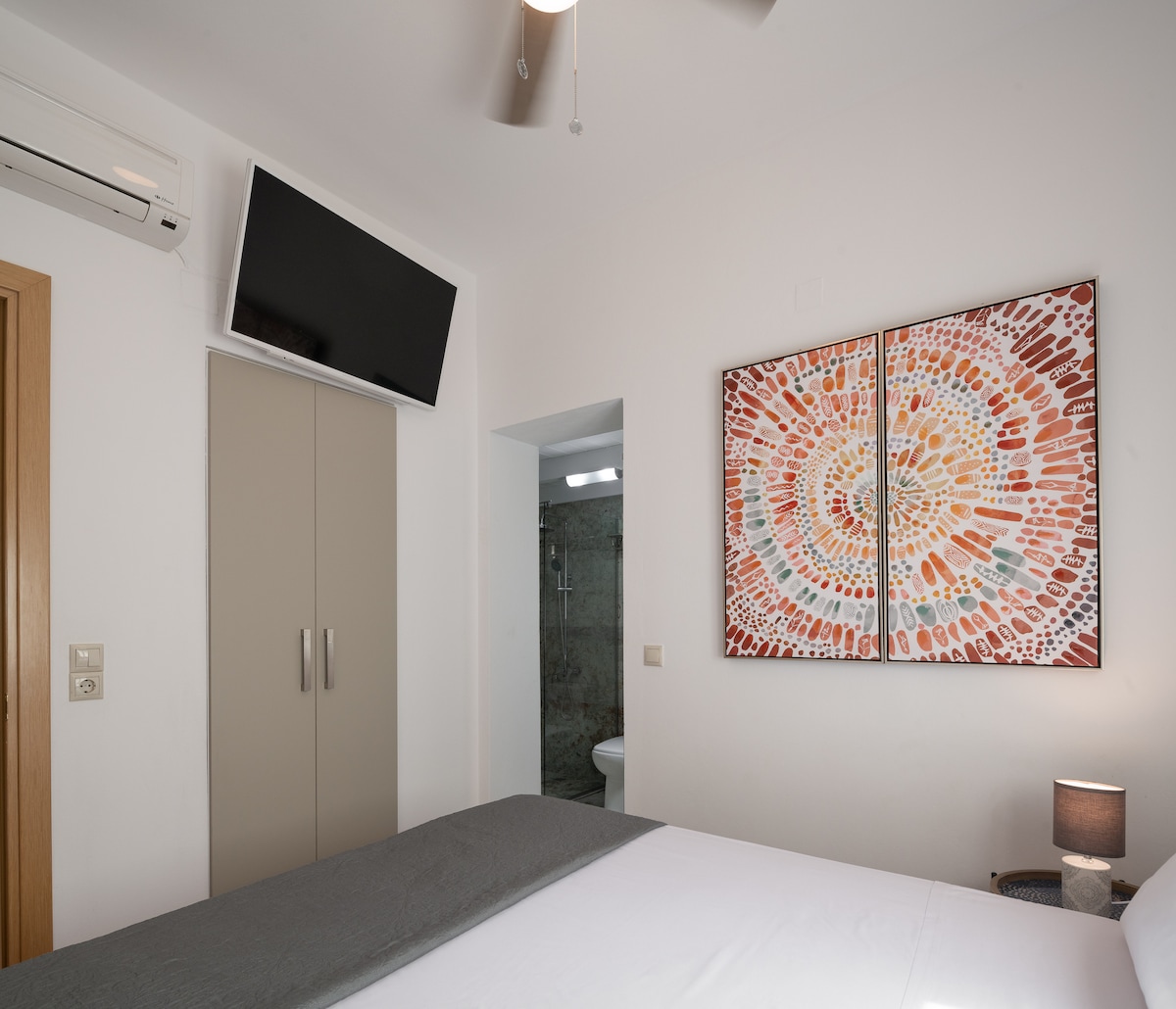 ห้องนอนคู่พร้อมห้องน้ำในตัวพร้อมฝักบัวอาบน้ำแบบวอล์คอินและสมาร์ททีวีที่ชั้นล่าง 