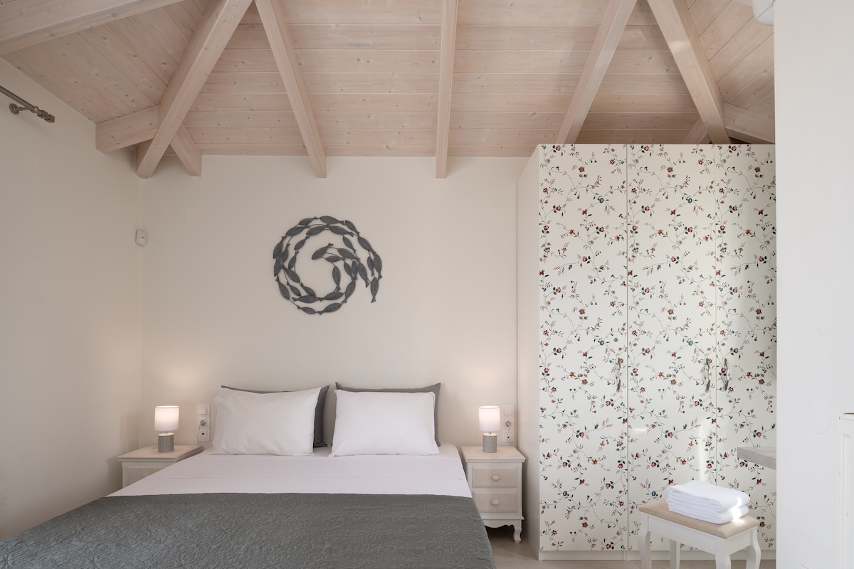 ห้องนอนคู่พร้อมเตียงควีนไซส์ (1.60x2.00) และระเบียงพร้อมวิวทะเล 