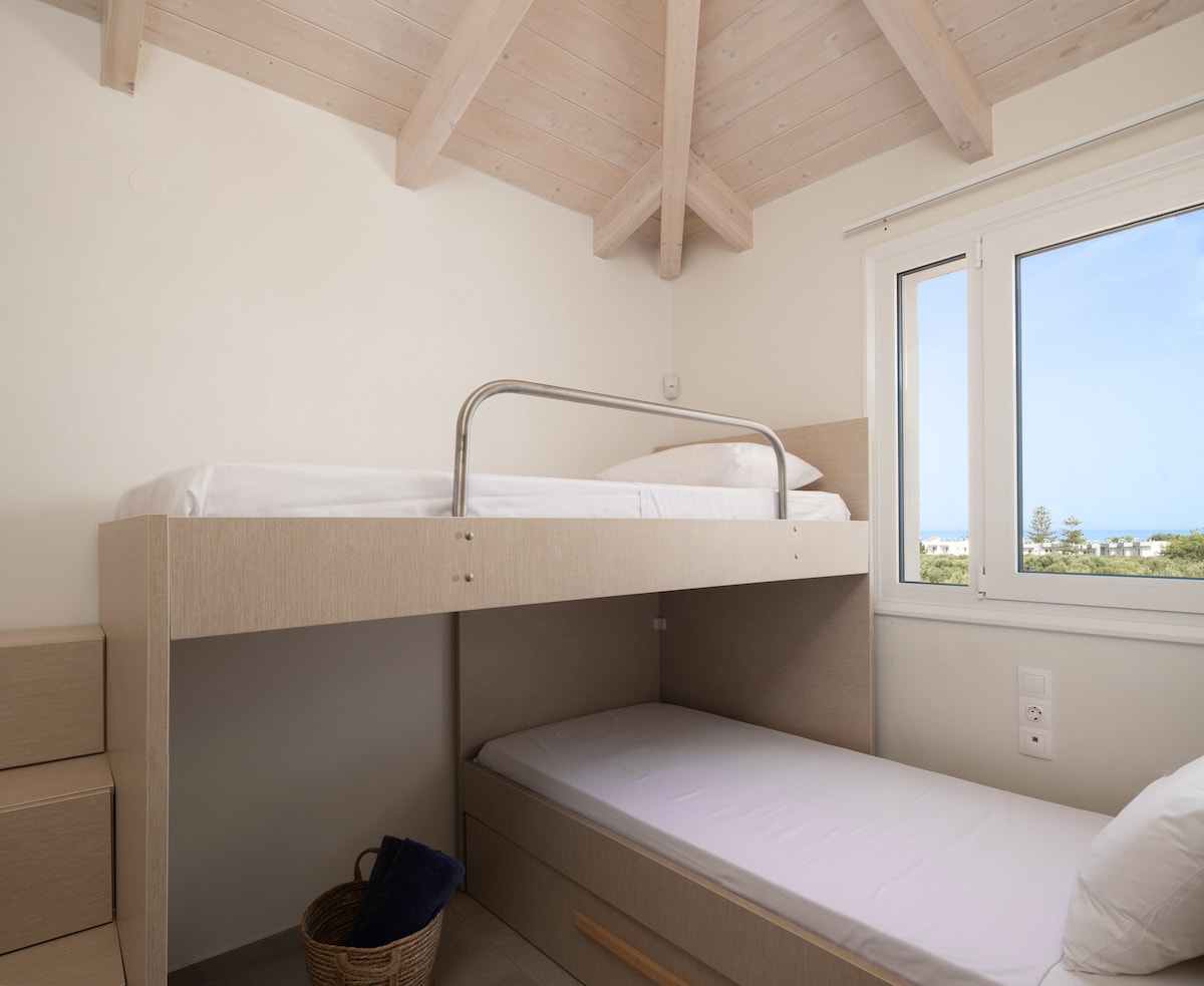 ที่ชั้น 2 คุณจะพบห้องนอนอีกห้องที่มีเตียงสองชั้น 