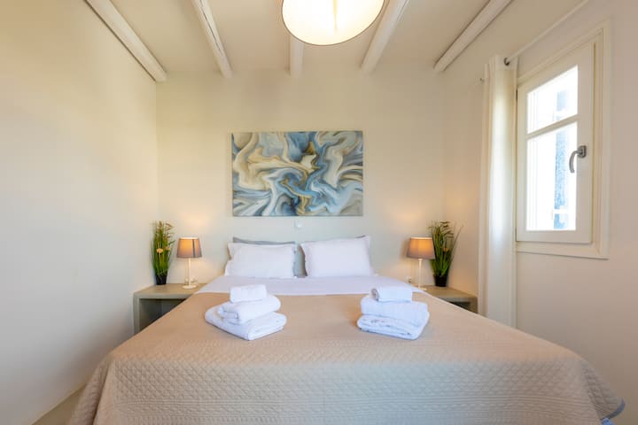 Paros Punda 2 villas, 10 guests
Villa Areti: master bedroom with double bed
