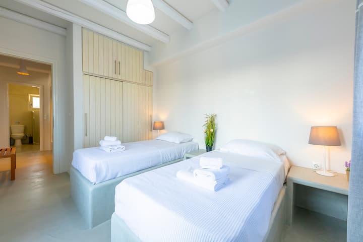 Paros Punda 2 villas, 10 guests
Villa Areti: spacious 2nd bedroom with single beds