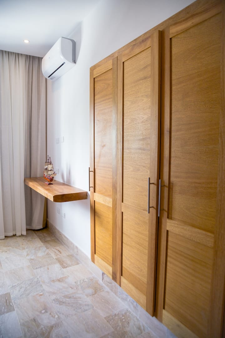 我们位于拉斯特雷纳斯（ Las Terrenas ）的公寓设有充满艺术气息的第二间卧室，这里的绿色材料已被召唤，营造出市内其他公寓中独一无二的独特生活环境。来看看并体验一下，您会想住更长时间。