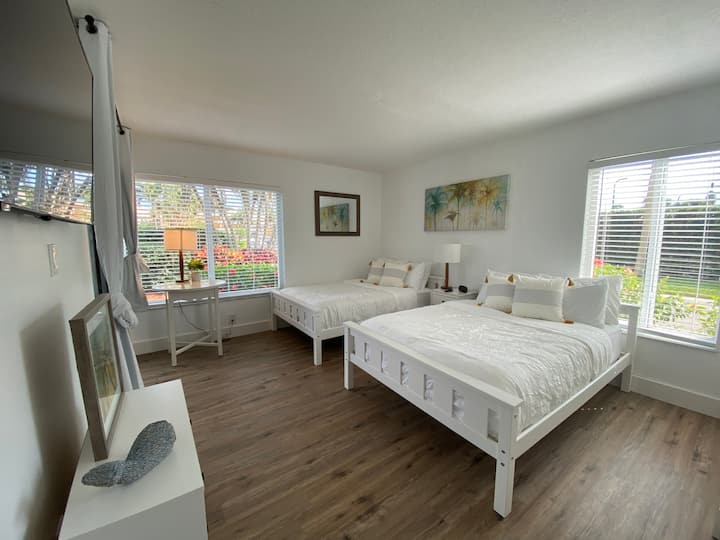 Dormitorio de invitados con dos camas de tamaño completo