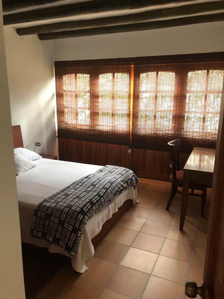  dhoma 2 kati i parë
Brenda në suitë