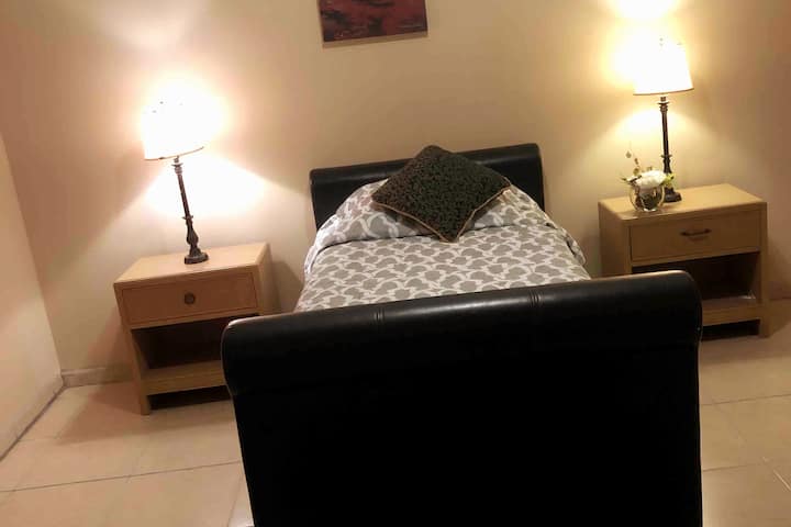 Camera da letto 1 al piano di sotto.