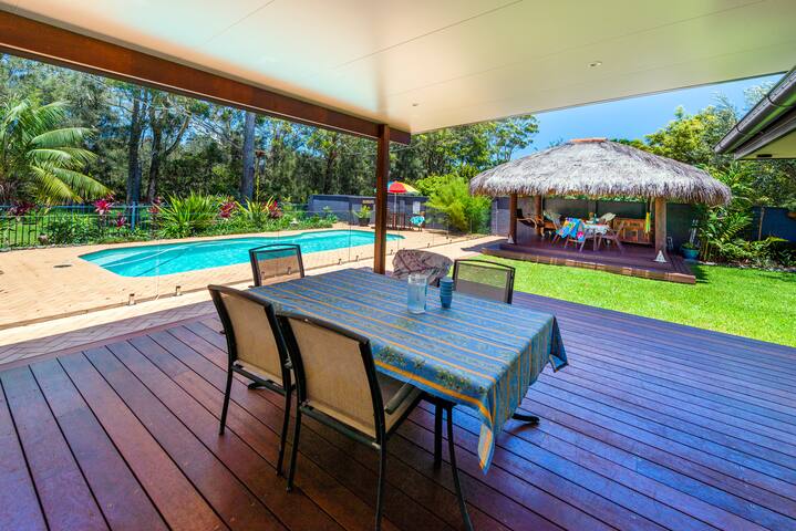 Woopi Beach Retreat:Beach Pool AirCon Hammock pets gallery image 4