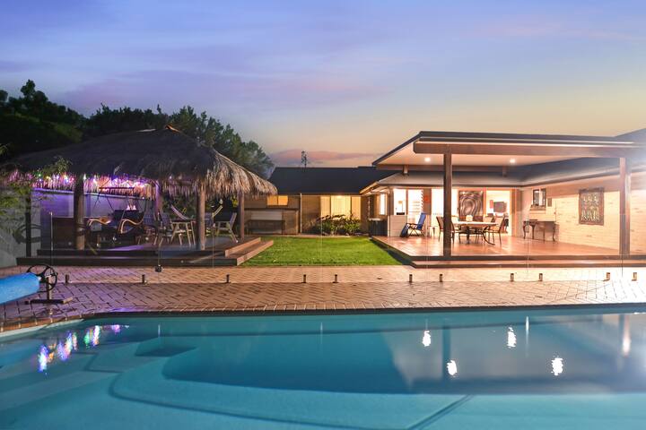 Woopi Beach Retreat:Beach Pool AirCon Hammock pets gallery image 5