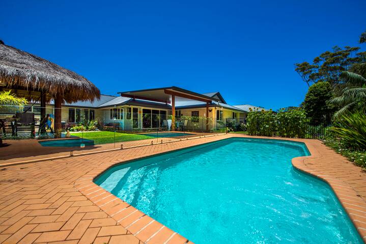 Woopi Beach Retreat:Beach Pool AirCon Hammock pets