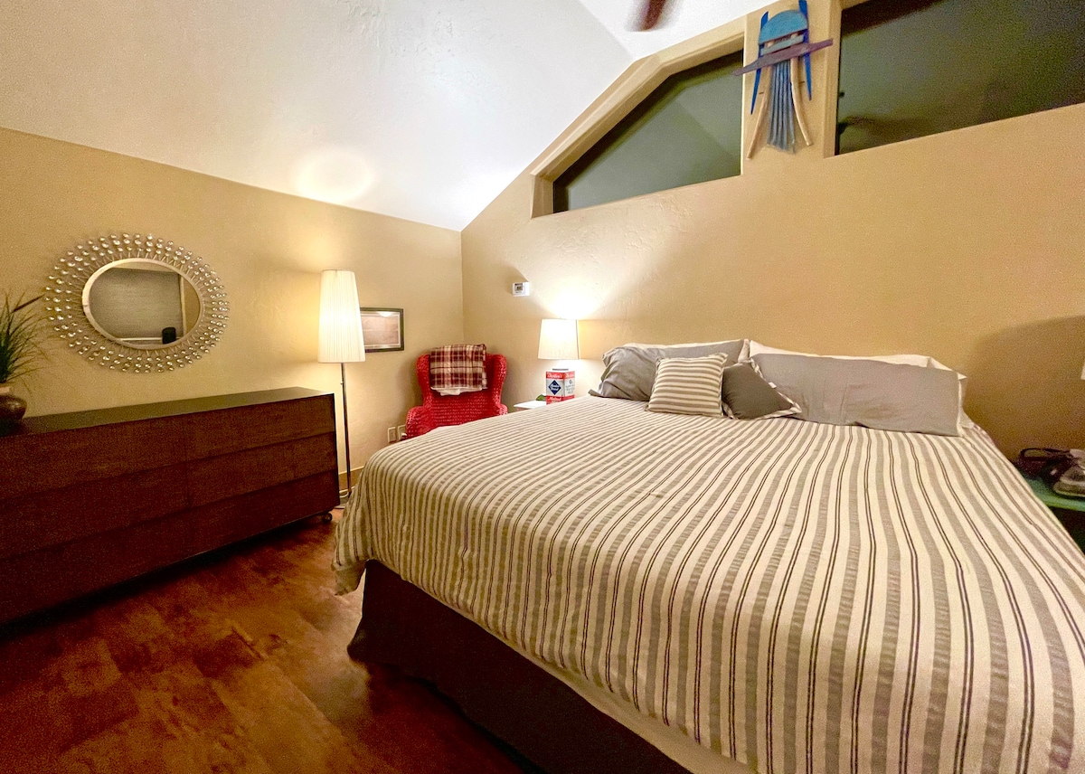 Ja dhoma jote e gjumit me krevat dopio "king", shtroja luksoze, ndriçim simpatik i periudhës dhe kujdestari origjinal i artistit Bee Strawn, Angel që të mbron nga lart. A nuk të bëjnë të buzëqeshësh llambat e ftohta anësore?1 