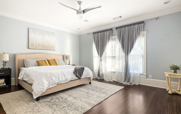 Открийте най - доброто място за отдих в спалня №1 – нашата луксозна родителска спалня, включваща супер удобно легло тип Кинг, огромен дрешник, Google Home Mini и 43 - инчов смарт телевизор за перфектен престой в комфорт и стил