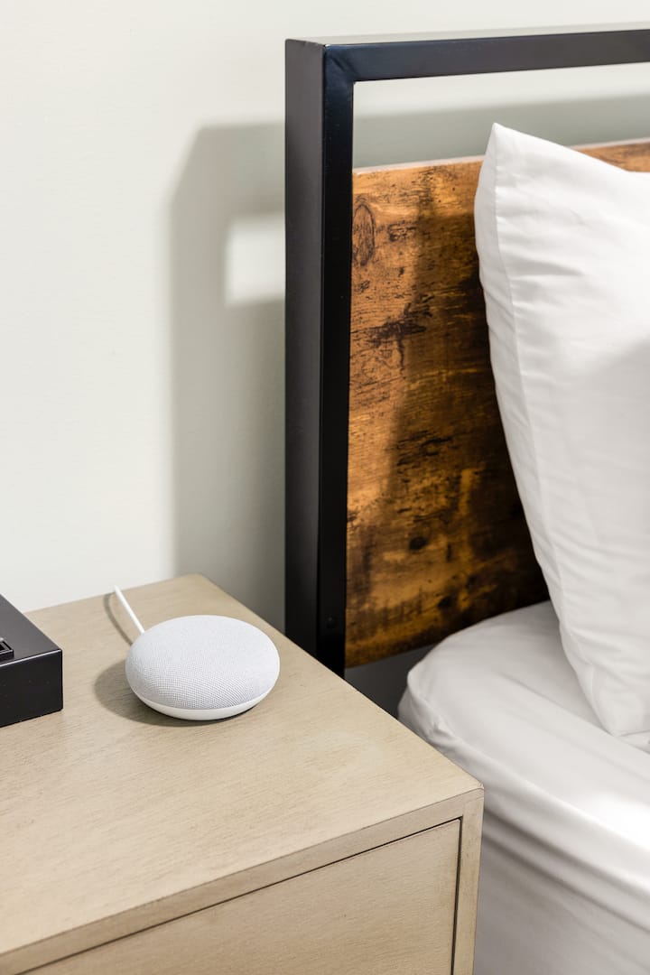 Всяка спалня в нашия дом разполага с Google homi mini.  Може да го използвате като машина за бял шум, да настроите аларма или да го помолите да възпроизвежда музика. 