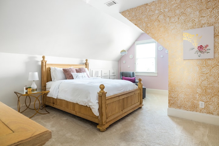 Спалня №2 разполага с луксозен матрак iComfort Hybrid Queen от Serta, в комбинация със самостоятелна баня и тоалетна за наистина спокоен и самостоятелен рай