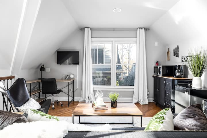 изглед от предния прозорец на къщата за карети 