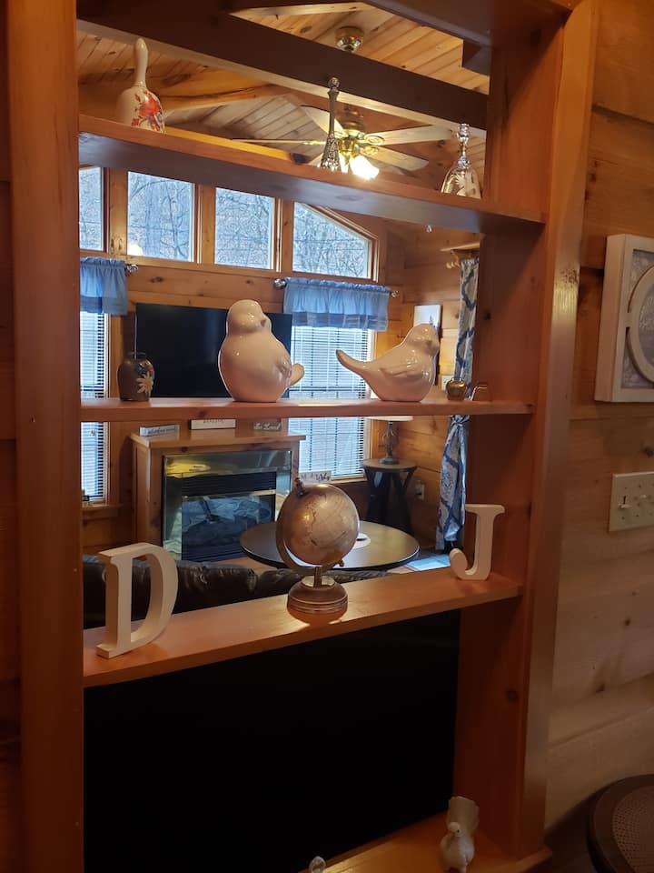 Hillside Cabin A Real Cozy Cabin Discounted! - Sevierville, TN