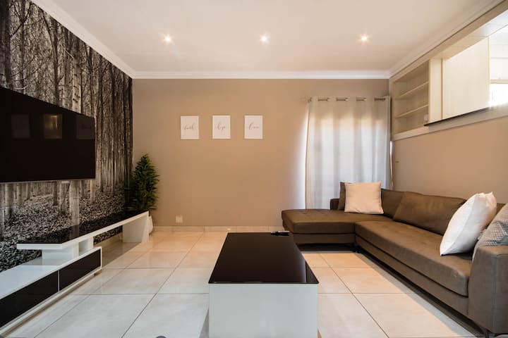 Upmarket Villa With Pool & Lush Garden - 普勒托利亞
