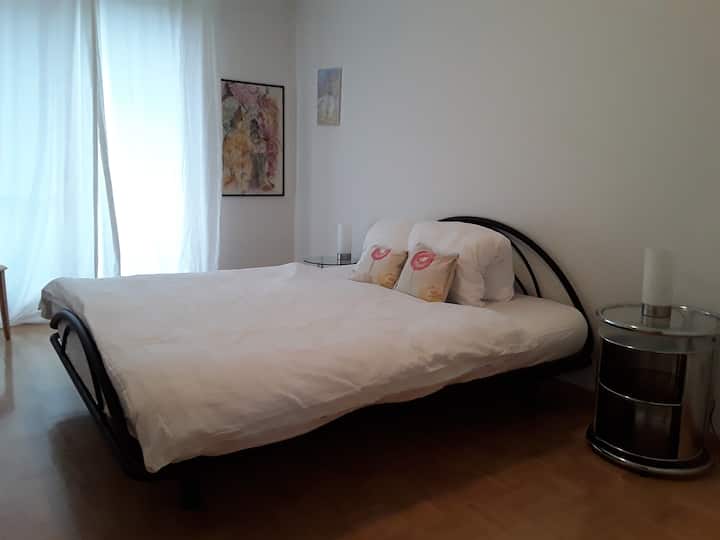 ห้องนอนที่ 1 พร้อมเตียงคู่กว้าง 160 ซม. พร้อมที่รองรับอุณหภูมิ