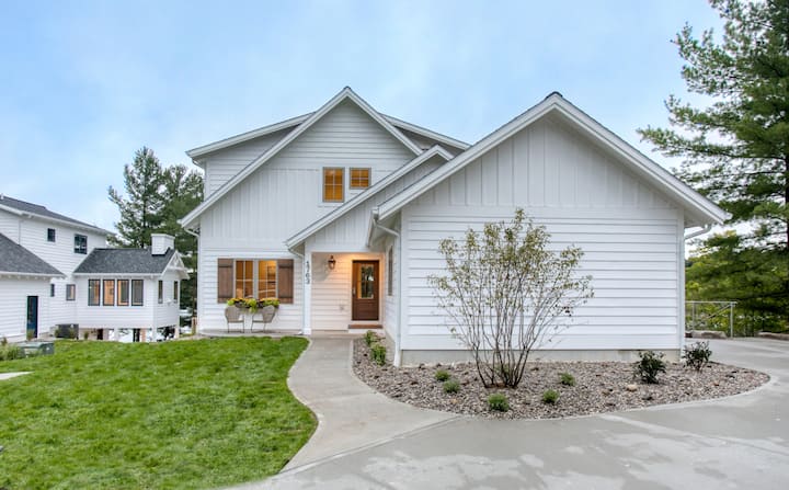 Traverse City Lakemore Resort, Side By Side Luxury Lakefront Homes On Arbutus Lk - Michigan