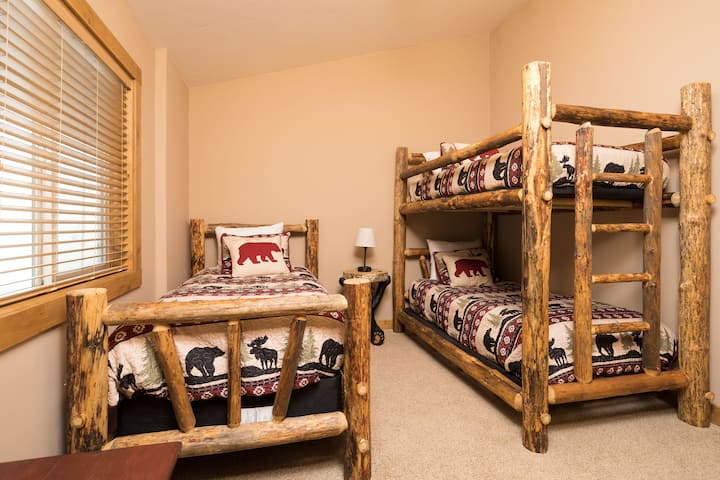 Krevet na kat prilagođen je za odrasle! & djeca u spavaćoj sobi br. 3