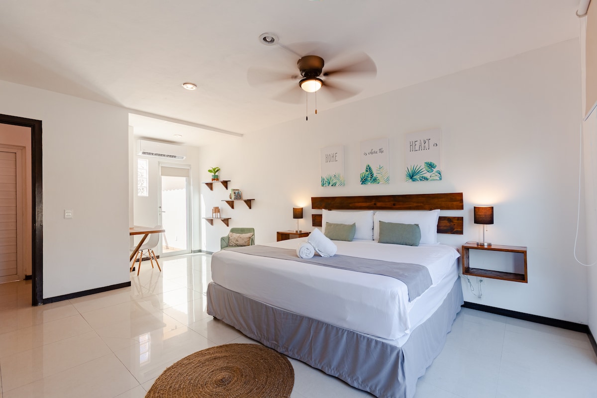 Glavna soba s bračnim krevetom, klima-uređajem, ventilatorom, privatnom kupaonicom, velikim ormarom, s izlazom na terasu i balkon
Glavne spavaće sobe, bračni krevet (širine 180-179 cm), klima-uređaj, ventilator, privatna kupaonica, ugradbeni ormar, terasa i balkon