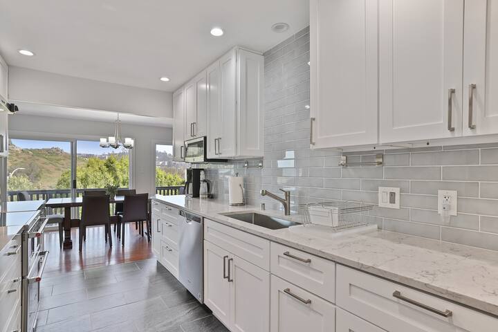 Renovated 4BR/2.5BA Views Quiet (huge 2200 sq ft)