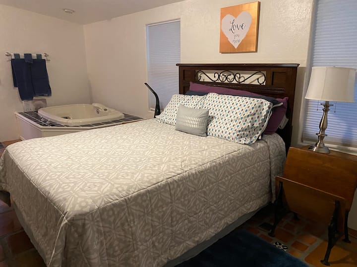 Cama queen en el dormitorio principal 