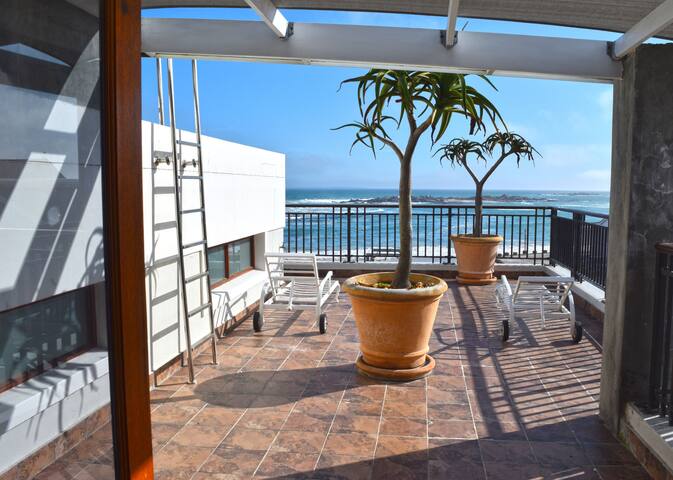 Pelegrini Beachfront Mansion, Bloubergstrand gallery image 5