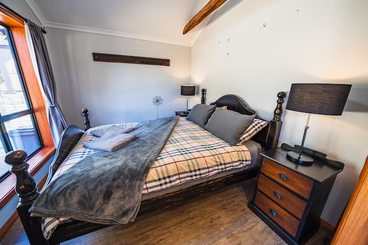 Con un colchón cómodo y ropa de cama de calidad, puedes dormir bien.  De hecho, a menudo tenemos huéspedes que nos dicen “las mejores noches para dormir”.